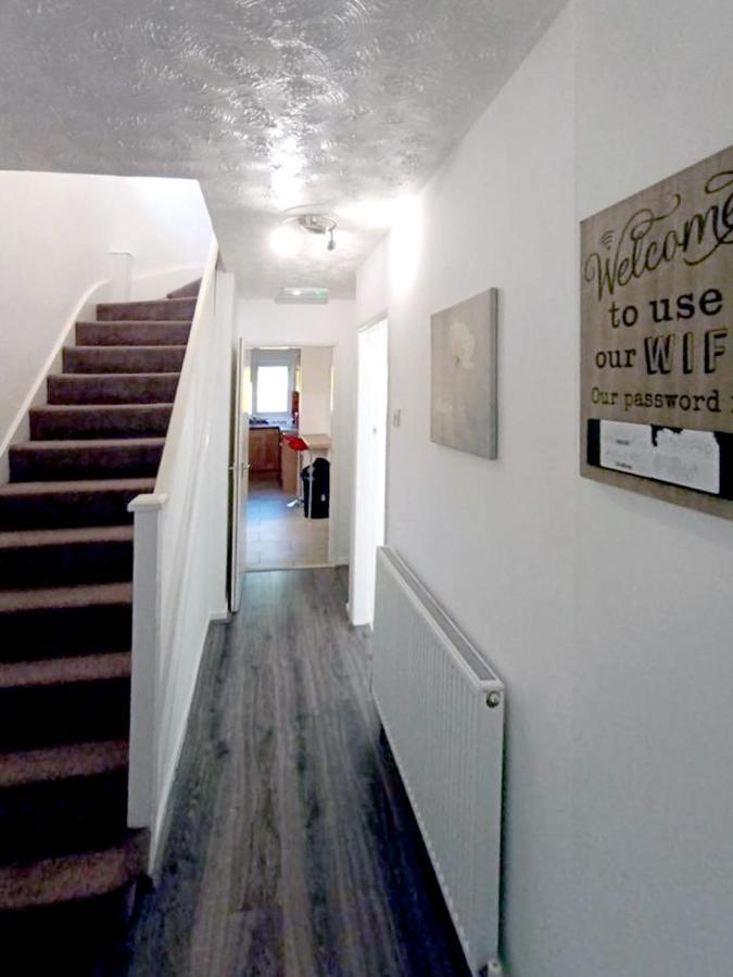 Cozy 4 Bedroom House In Smethwick With 4 Bathrooms Perfect For Contractors And Families バーミンガム エクステリア 写真
