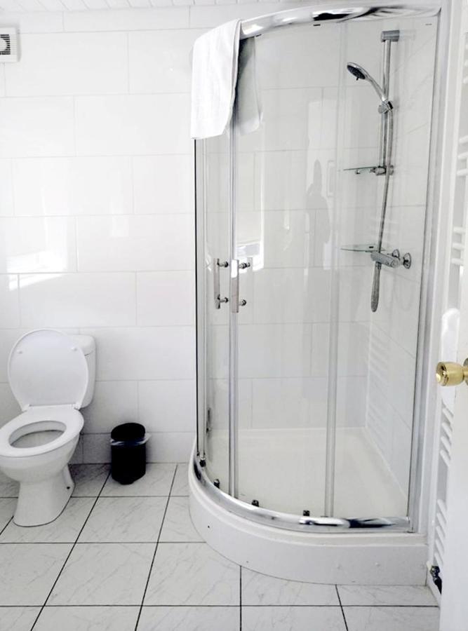 Cozy 4 Bedroom House In Smethwick With 4 Bathrooms Perfect For Contractors And Families バーミンガム エクステリア 写真