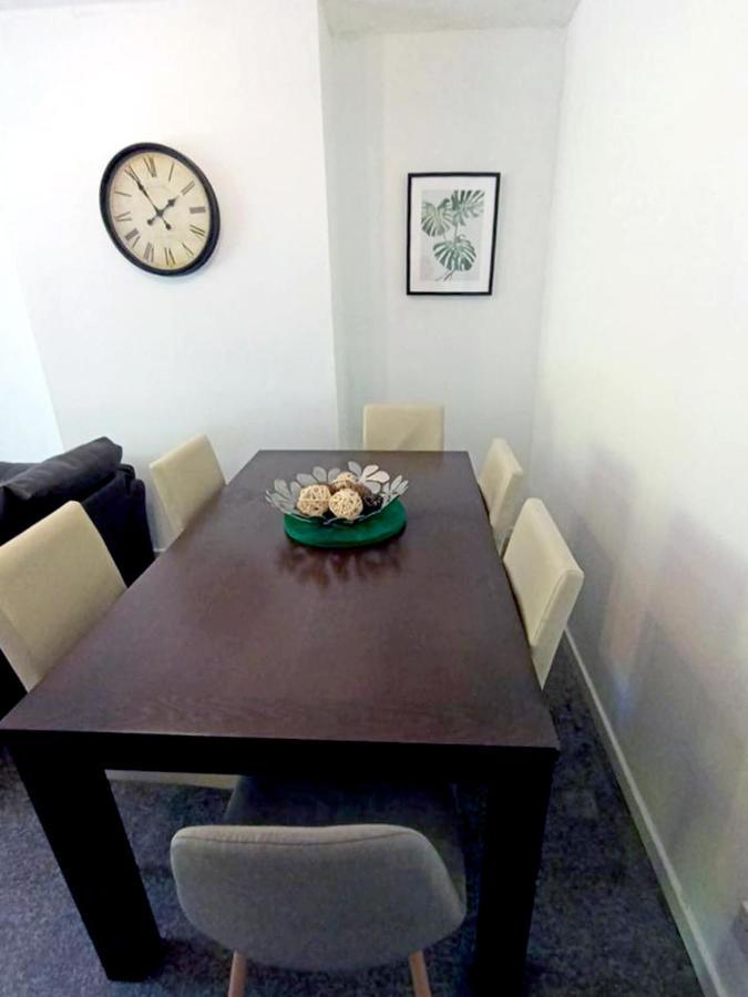 Cozy 4 Bedroom House In Smethwick With 4 Bathrooms Perfect For Contractors And Families バーミンガム エクステリア 写真